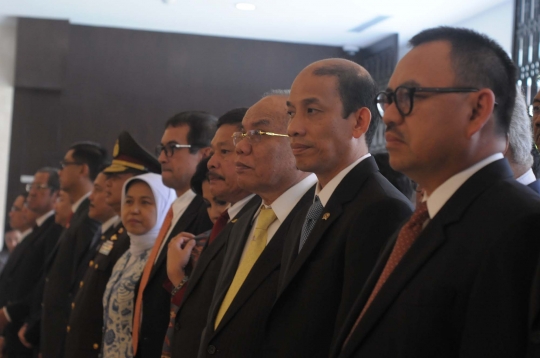 Salam komando Luhut, Jonan, dan Arcandra usai sertijab Menteri ESDM