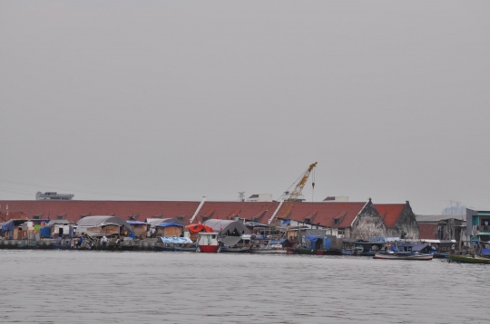 Kehidupan warga Pasar Ikan Luar Batang bertahan di tanah gusuran