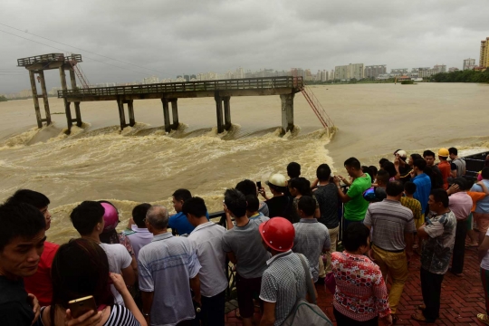 Banjir akibat keganasan Topan Sarika jadi tontonan heboh warga China