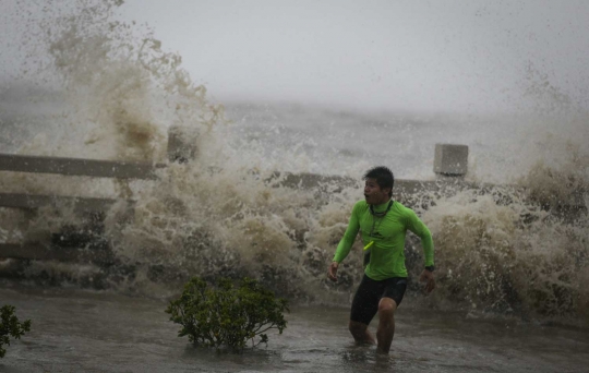 Banjir akibat keganasan Topan Sarika jadi tontonan heboh warga China