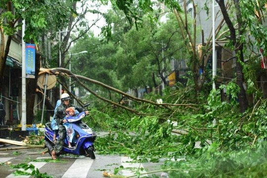 Banjir akibat keganasan Topan Sarika jadi tontonan heboh warga China