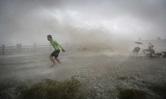 Banjir akibat keganasan Topan Sarika jadi tontonan heboh warga China