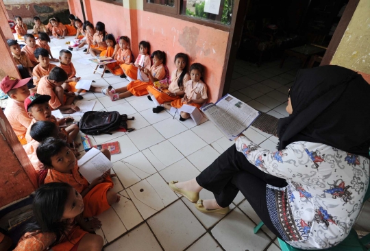 Potret miris murid SDN di Bogor belajar di teras kelas