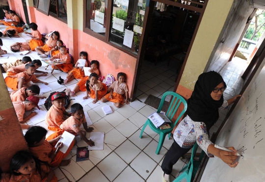 Potret miris murid SDN di Bogor belajar di teras kelas