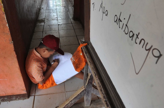 Potret miris murid SDN di Bogor belajar di teras kelas