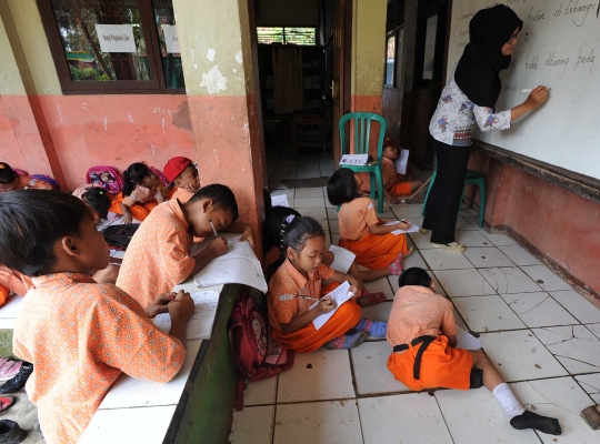 Potret miris murid SDN di Bogor belajar di teras kelas