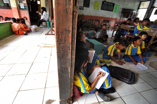 Potret miris murid SDN di Bogor belajar di teras kelas