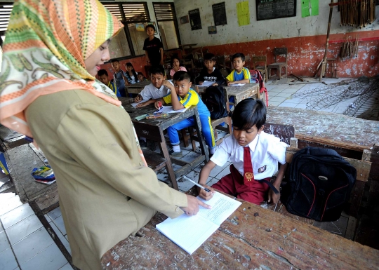 Potret miris murid SDN di Bogor belajar di teras kelas