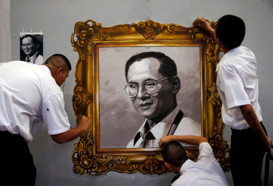 Mahasiswa seni Thailand ramai-ramai bikin lukisan Raja Bhumibol