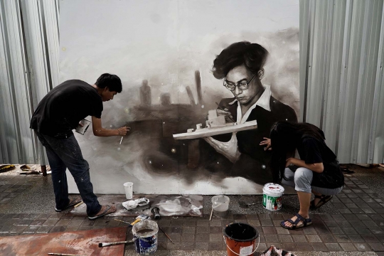 Mahasiswa seni Thailand ramai-ramai bikin lukisan Raja Bhumibol
