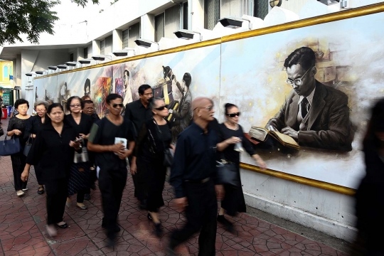 Mahasiswa seni Thailand ramai-ramai bikin lukisan Raja Bhumibol