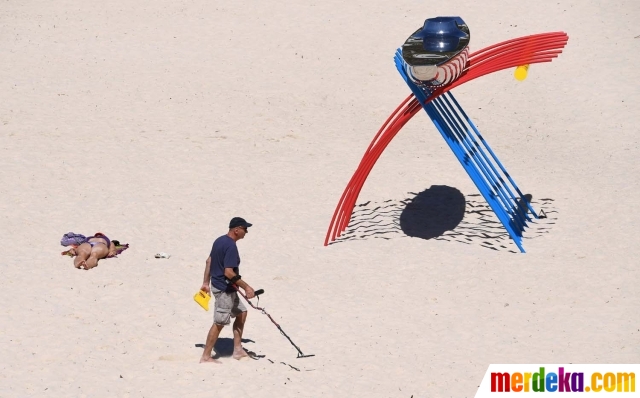 Foto : Menyaksikan pameran patung raksasa di Pantai 