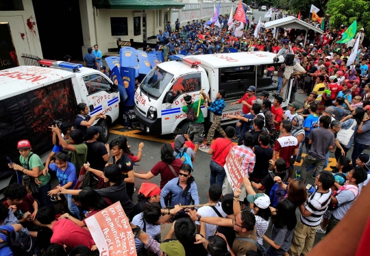 Tolak kehadiran militer AS, warga Filipina bentrok dengan polisi