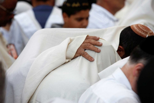 Melihat ritual orang Yahudi menutup diri di Tembok Ratapan