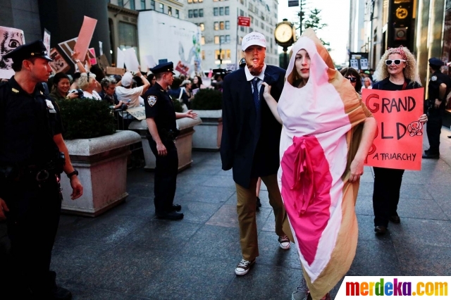 Protes kejahatan seks Trump, wanita AS nekat pamer 'kemaluan'. Mereka ramai-ramai mendatangi Trump Tower dan meluapkan segala amarahnya sambil membawa poster dan atribut berbentuk vagina.