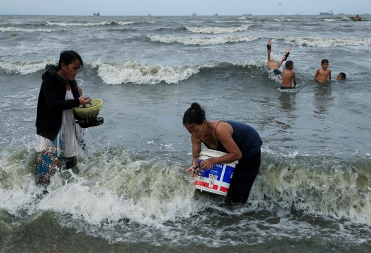 Warga Filipina 'panen' kerang usai terjangan Badai Haima