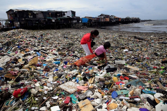 Warga Filipina 'panen' kerang usai terjangan Badai Haima