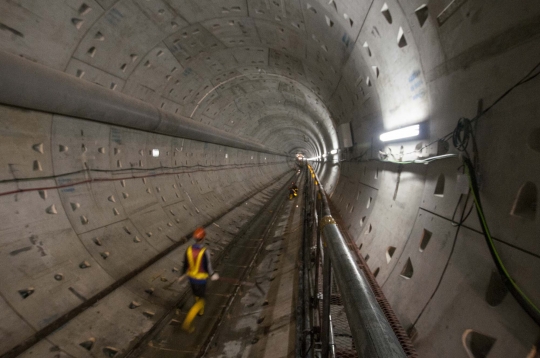 Memantau pengerjaan terowongan MRT di Dukuh Atas