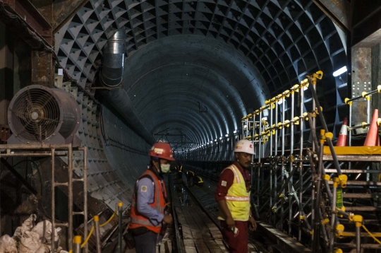 Memantau pengerjaan terowongan MRT di Dukuh Atas