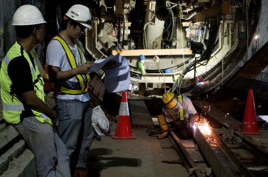 Memantau pengerjaan terowongan MRT di Dukuh Atas