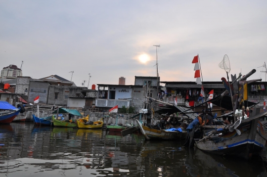 Kehidupan keras nelayan kecil di Pelabuhan Sunda Kelapa