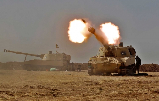 Gempuran roket dan meriam koalisi Irak saat hantam Mosul