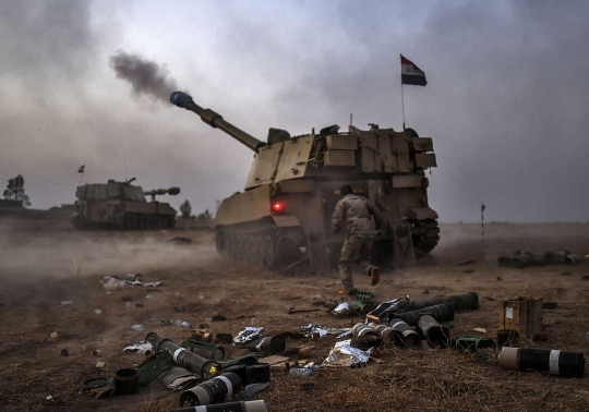 Gempuran roket dan meriam koalisi Irak saat hantam Mosul