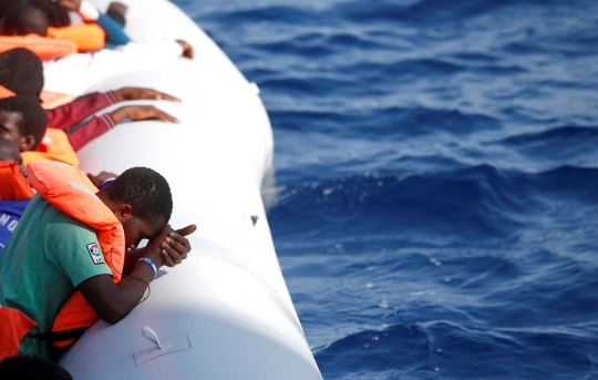 Nestapa imigran berdoa memohon pertolongan di tengah laut