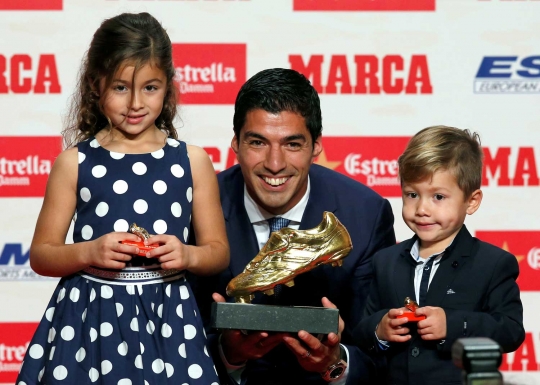 Luiz Suarez ajak kedua anaknya terima penghargaan Sepatu Emas 2016