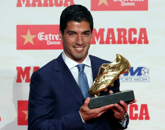 Luiz Suarez ajak kedua anaknya terima penghargaan Sepatu Emas 2016