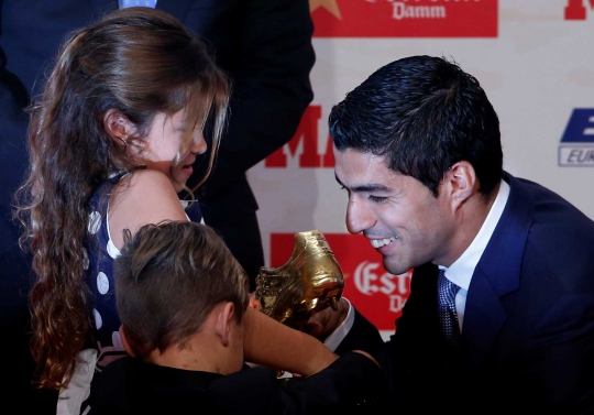 Luiz Suarez ajak kedua anaknya terima penghargaan Sepatu Emas 2016