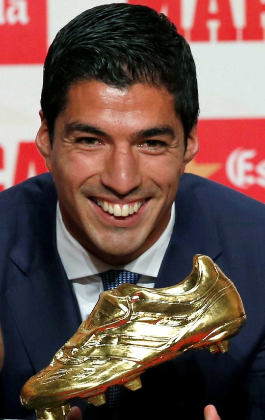 Luiz Suarez ajak kedua anaknya terima penghargaan Sepatu Emas 2016