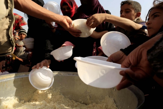 Meratapi warga Irak harus antre panjang demi dapat makan