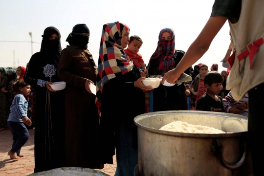 Meratapi warga Irak harus antre panjang demi dapat makan