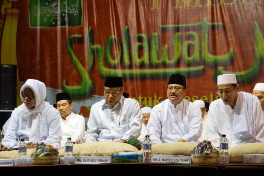 Kekhusyukan ribuan santri di Kediri baca 1 miliar Shalawat Nariyah