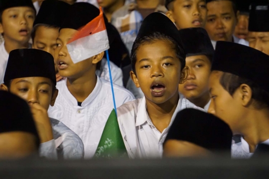 Kekhusyukan ribuan santri di Kediri baca 1 miliar Shalawat Nariyah