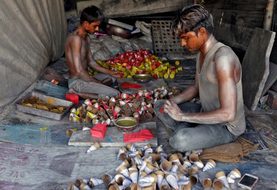 Menengok pembuatan petasan untuk Festival Diwali di India