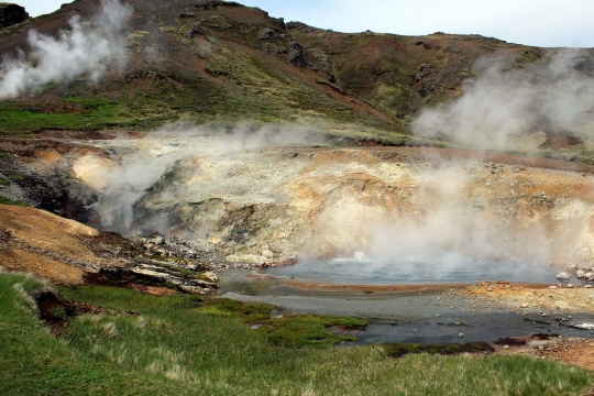 Melihat lebih dekat sumber panas bumi di Islandia