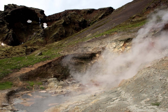 Melihat lebih dekat sumber panas bumi di Islandia