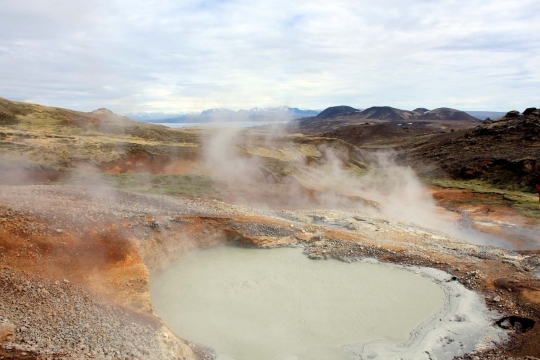 Melihat lebih dekat sumber panas bumi di Islandia