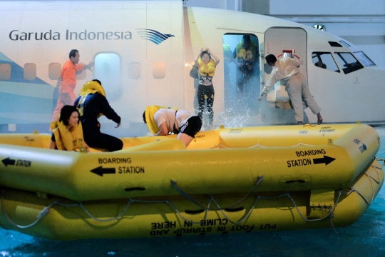 Begini latihan pramugari Garuda Indonesia agar tanggap keselamatan