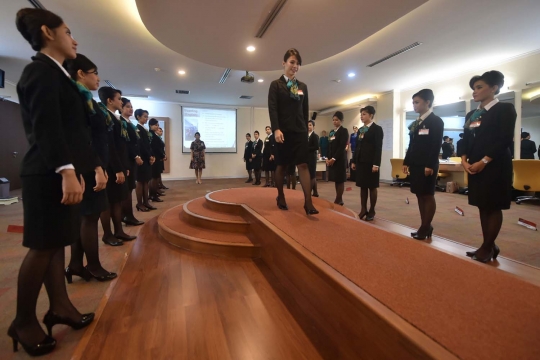 Begini latihan pramugari Garuda Indonesia agar tanggap keselamatan