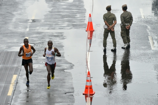 Semangat pelari Jakarta Marathon di bawah guyuran hujan