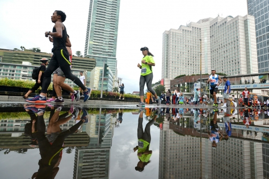Semangat pelari Jakarta Marathon di bawah guyuran hujan