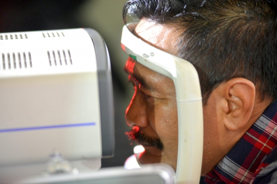 Djarot bagikan 1.000 kacamata untuk warga Cipinang Cempedak