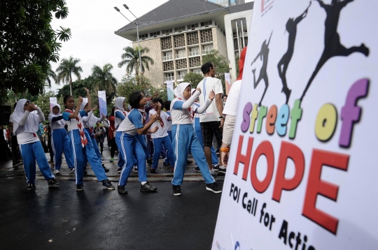 Aksi street performance anak-anak SD memperingati Hari Pangan