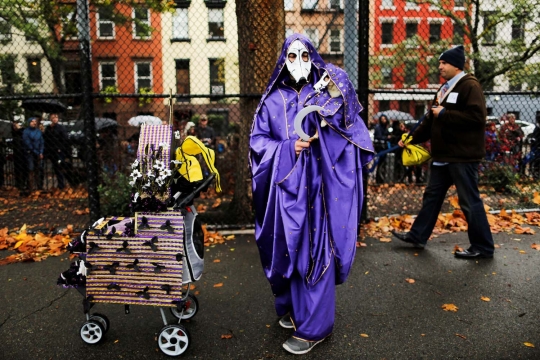 Tingkah lucu para anjing ikut pesta Halloween di New York