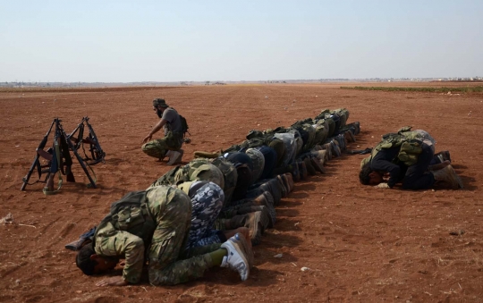 Di tengah perang lawan ISIS, pejuang Suriah tetap jalankan salat