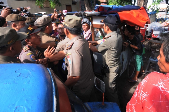 Bentrokan Satpol PP vs PKL di tengah blusukan Djarot