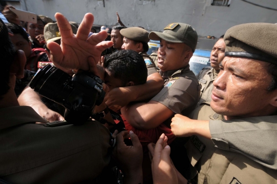 Bentrokan Satpol PP vs PKL di tengah blusukan Djarot